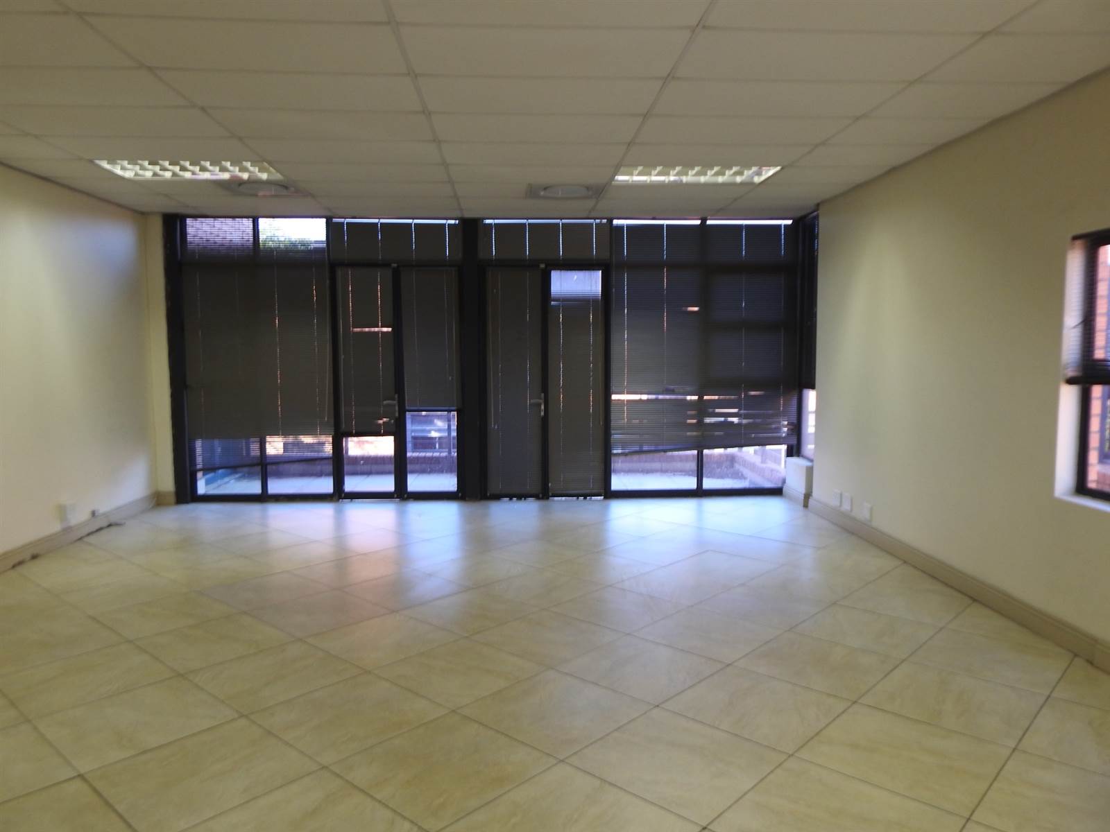 147  m² Office Space in Die Hoewes photo number 20