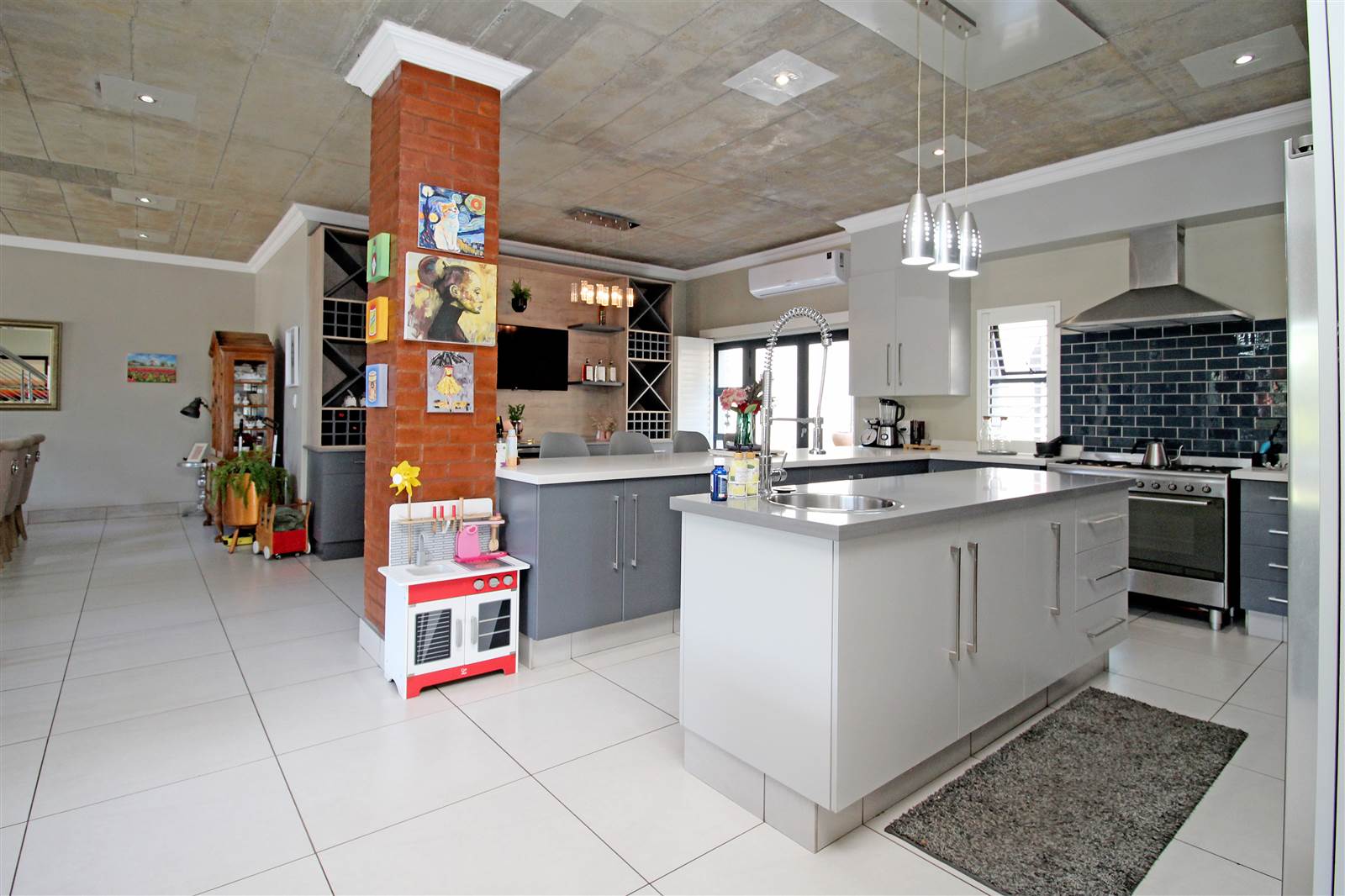 6 Bed House in Rietvlei Heights Country Estate photo number 29