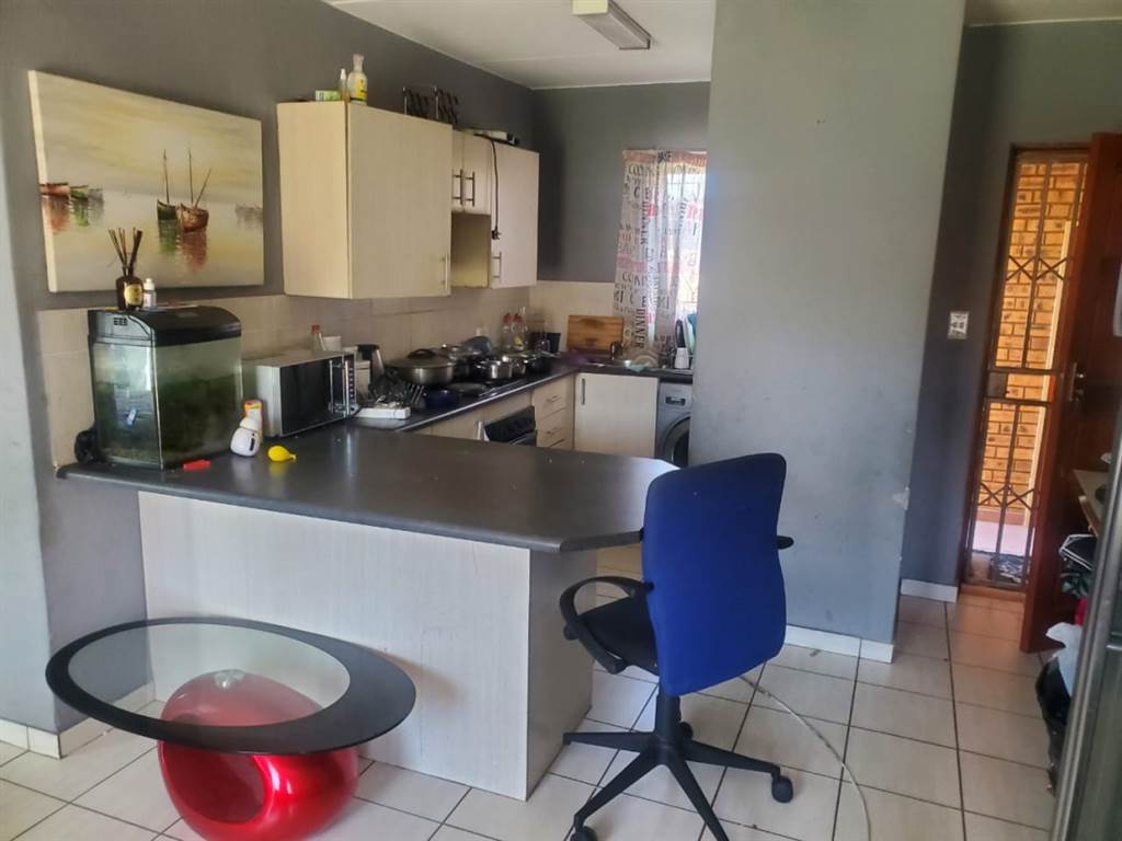 2 Bed Townhouse in Rosettenville photo number 6