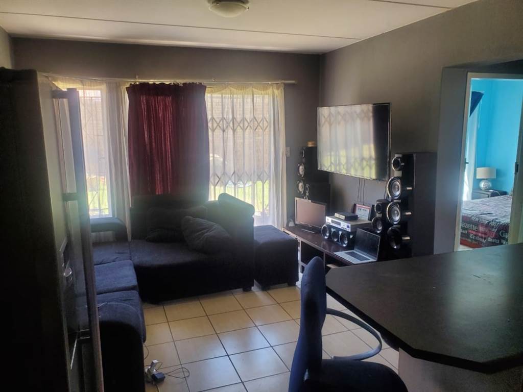 2 Bed Townhouse in Rosettenville photo number 7