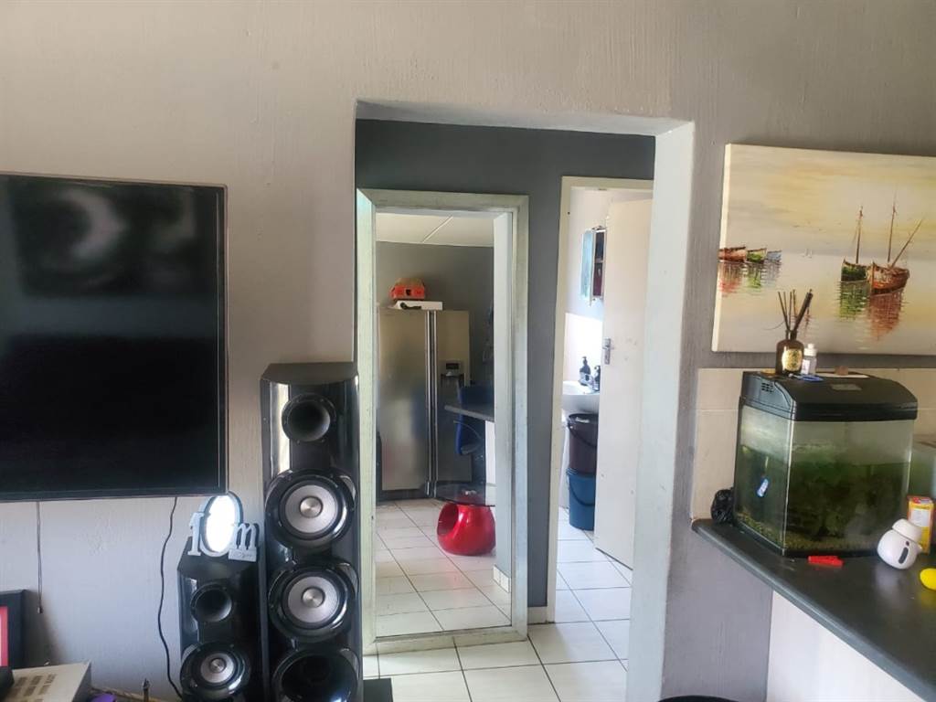 2 Bed Townhouse in Rosettenville photo number 8