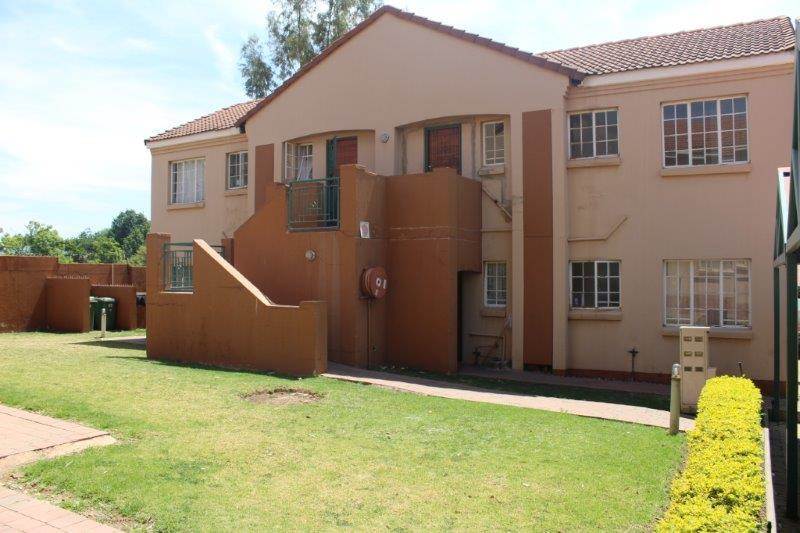 2 Bed Apartment in Garsfontein photo number 2