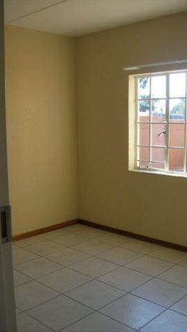 2 Bed Apartment in Garsfontein photo number 7