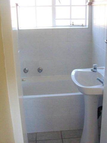 2 Bed Apartment in Garsfontein photo number 10