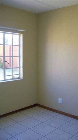 2 Bed Apartment in Garsfontein photo number 8
