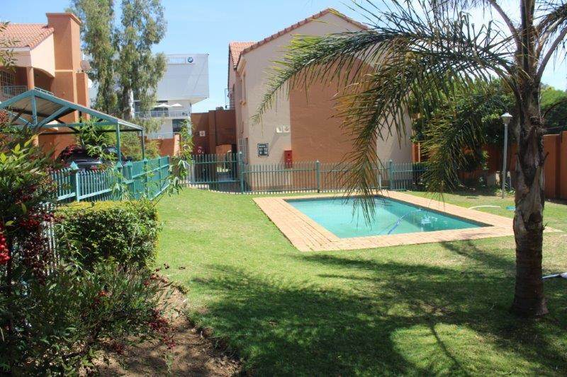 2 Bed Apartment in Garsfontein photo number 4