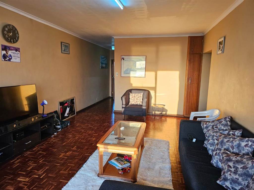 2 Bed Apartment in Port Elizabeth Central photo number 4