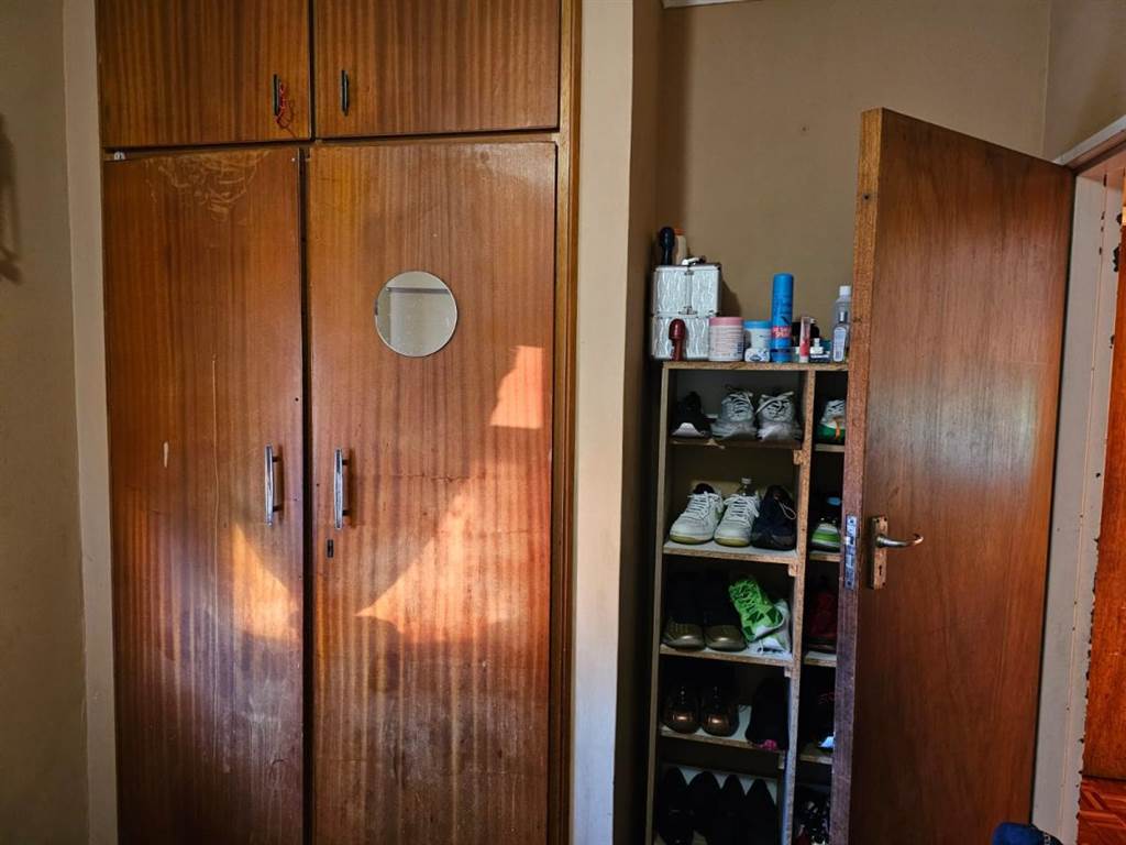 2 Bed Apartment in Port Elizabeth Central photo number 9