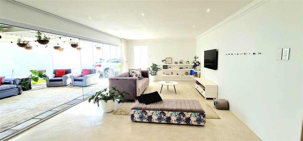 4 Bed House in Parow Central photo number 2
