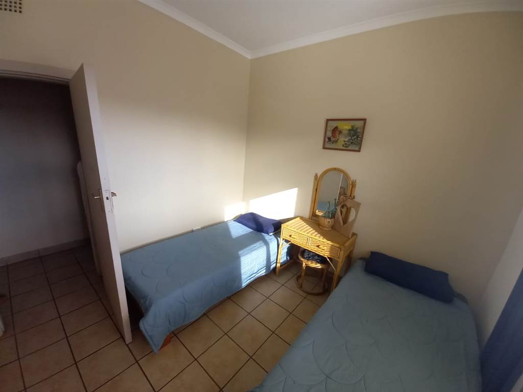 3 Bed Flat in Ladismith photo number 11