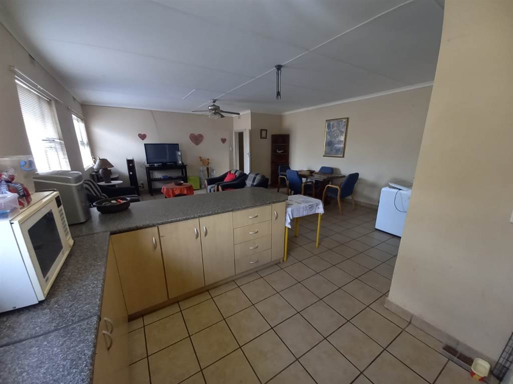3 Bed Flat in Ladismith photo number 2