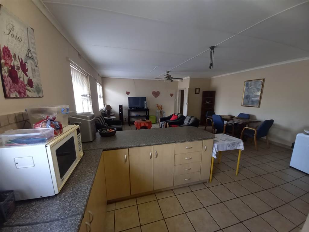 3 Bed Flat in Ladismith photo number 5