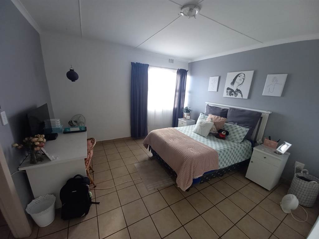 3 Bed Flat in Ladismith photo number 7