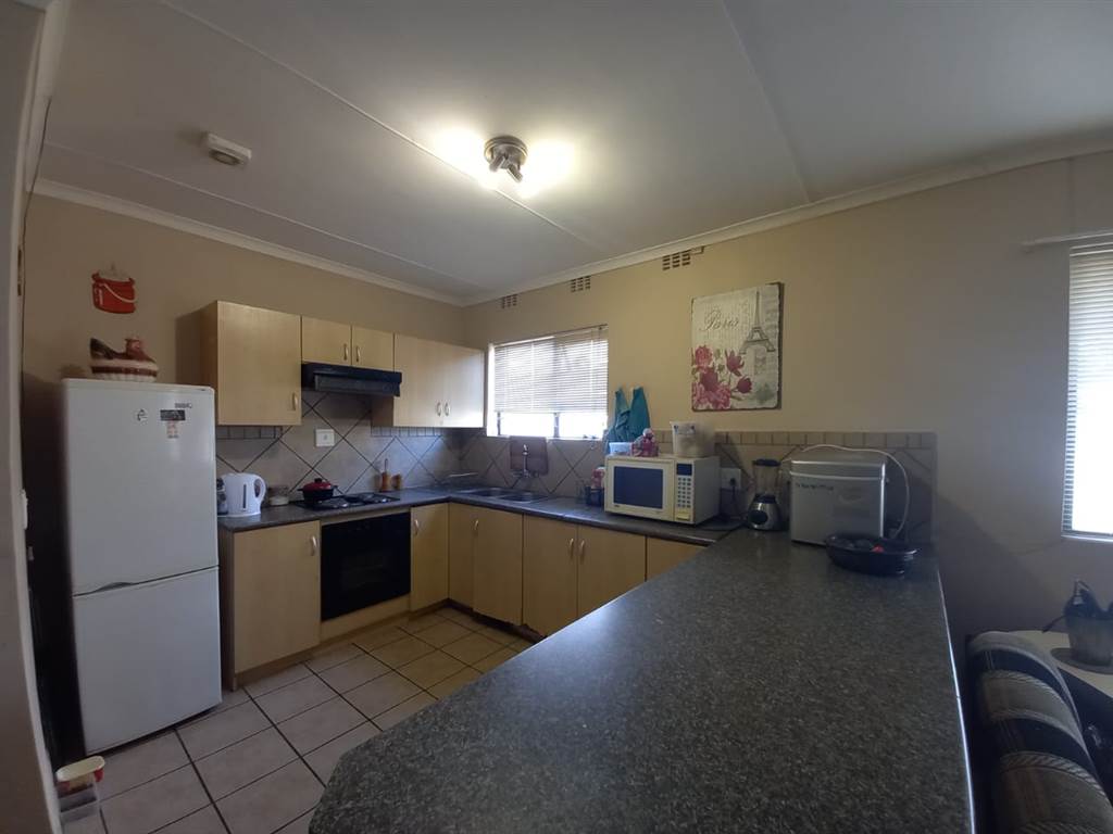 3 Bed Flat in Ladismith photo number 4