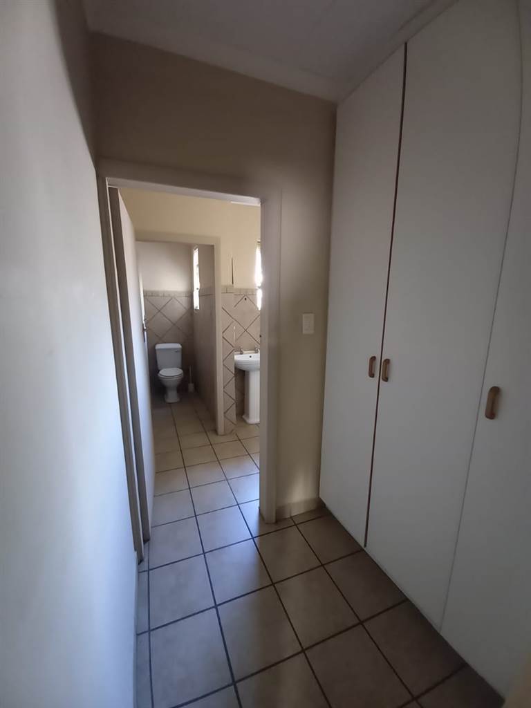 3 Bed Flat in Ladismith photo number 12