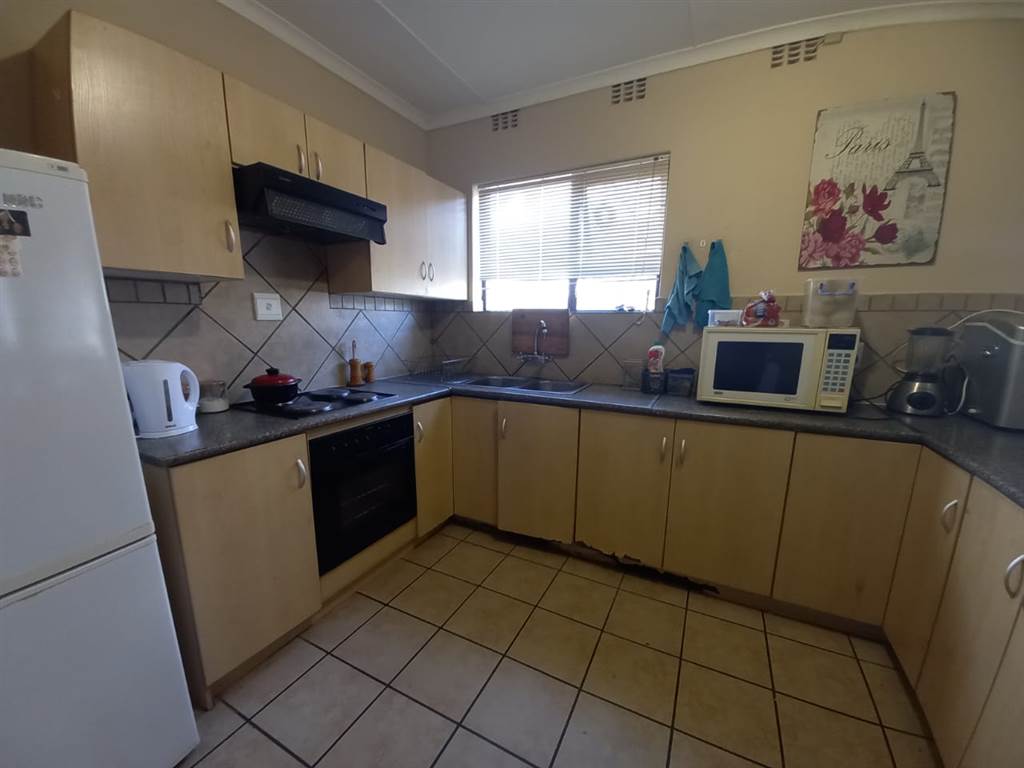 3 Bed Flat in Ladismith photo number 3