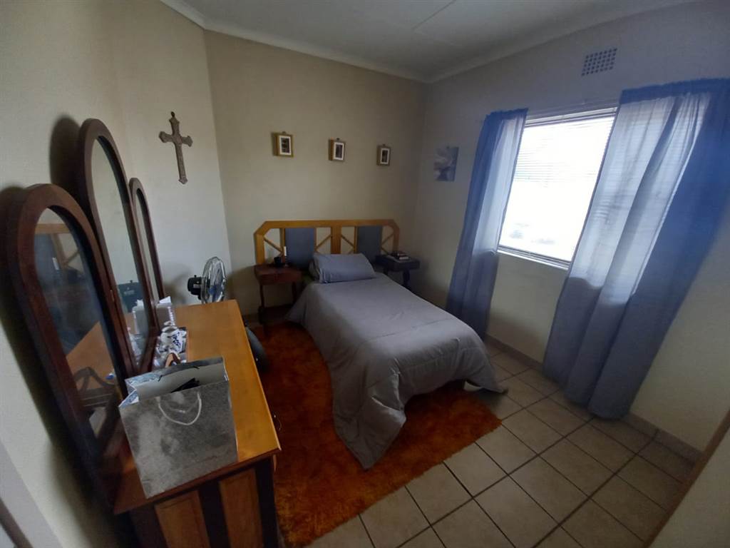 3 Bed Flat in Ladismith photo number 9