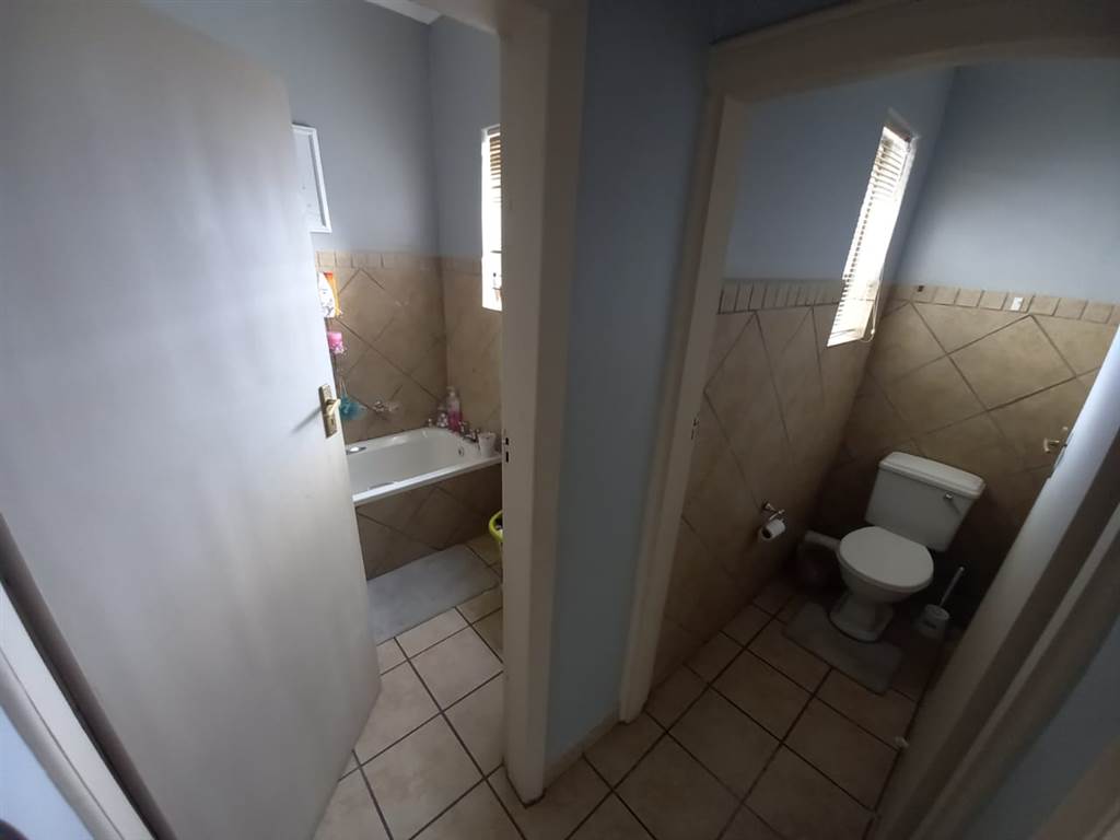 3 Bed Flat in Ladismith photo number 14