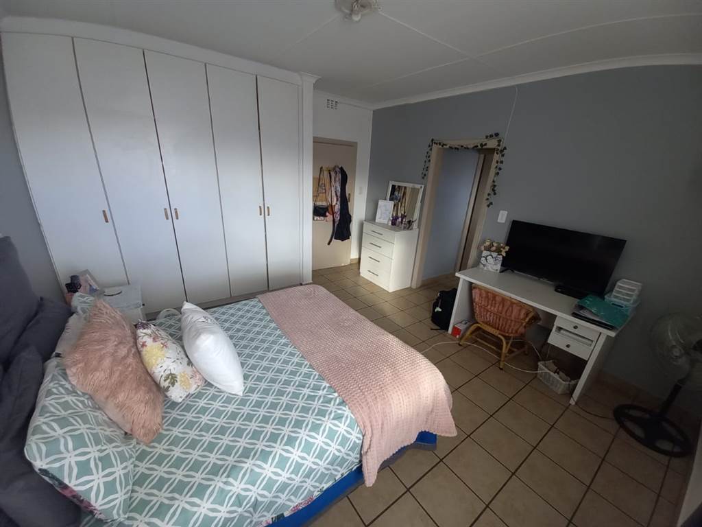 3 Bed Flat in Ladismith photo number 8