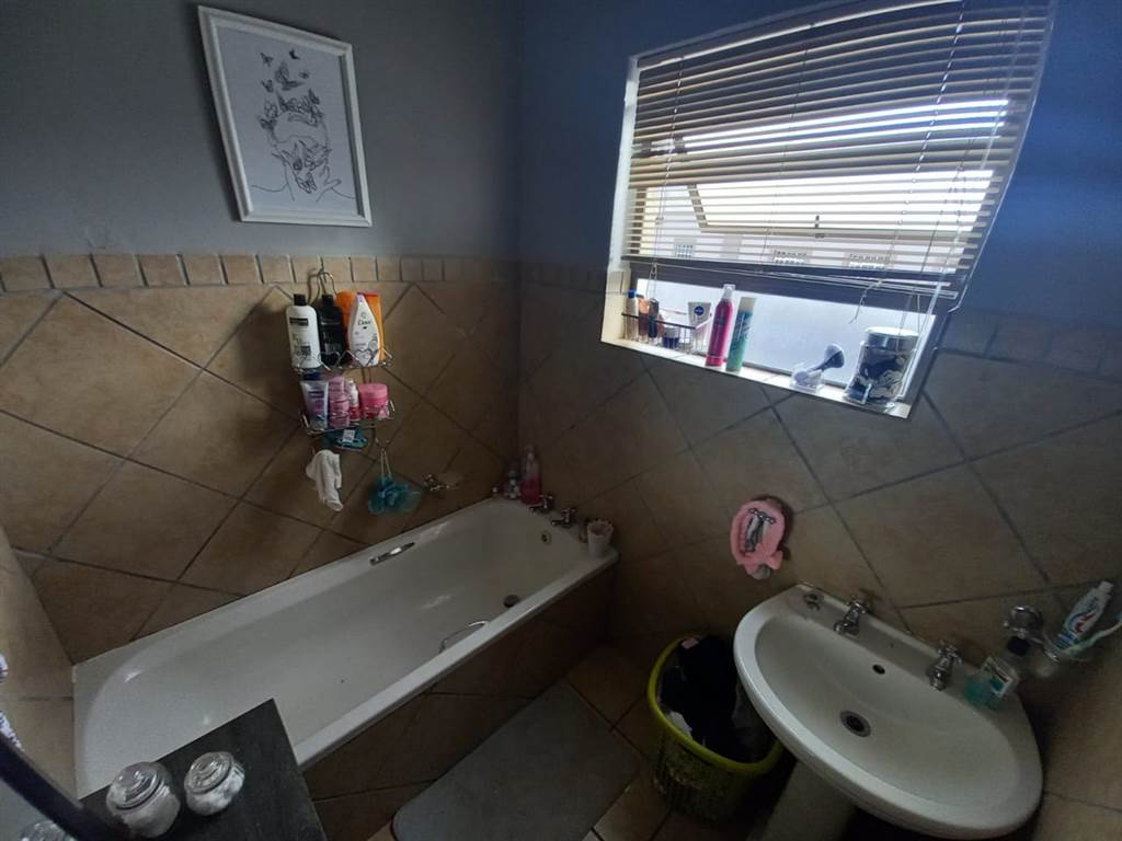 3 Bed Flat in Ladismith photo number 13