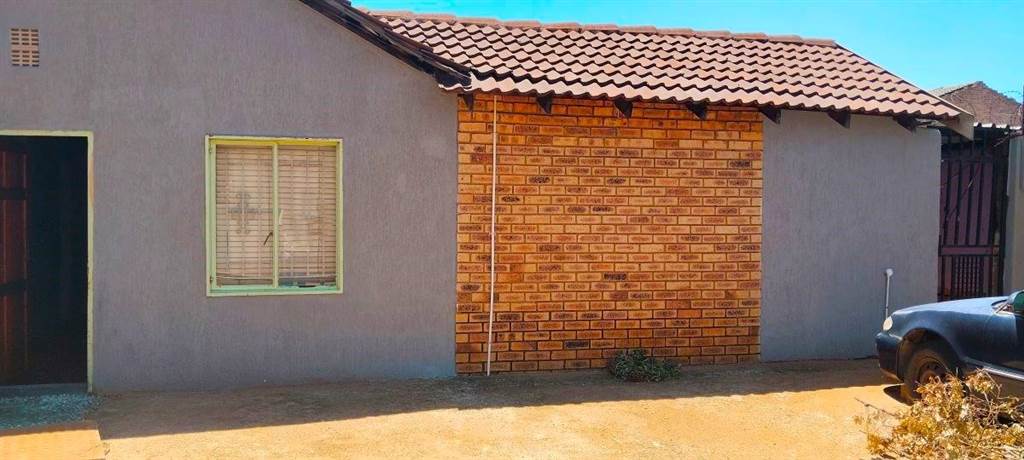 4 Bed House in Lenasia photo number 1