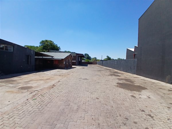 566  m² Commercial space