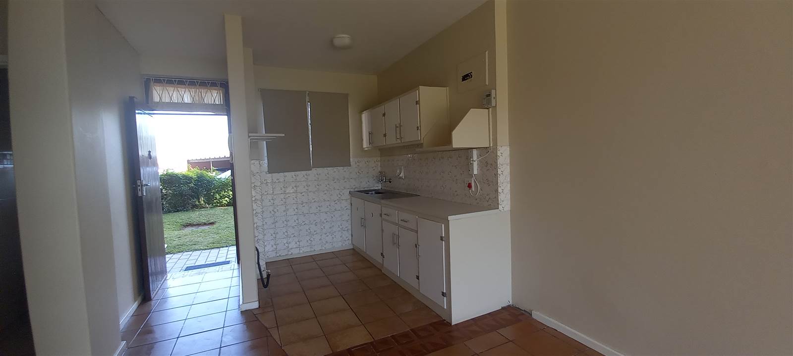 1.5 Bed Flat in Illovo Beach photo number 9