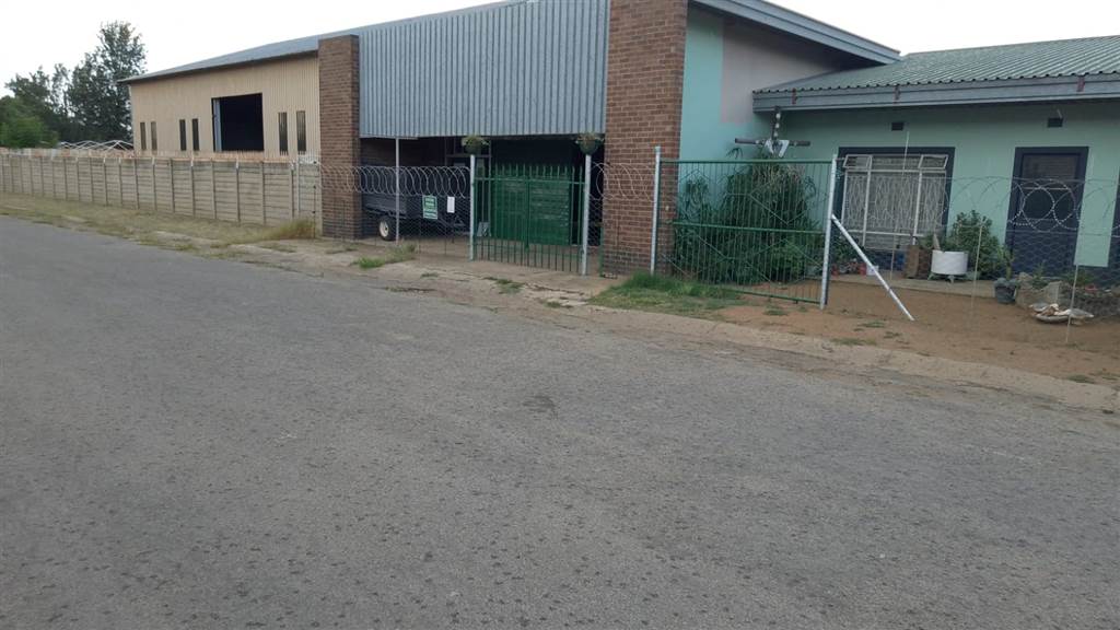 4 Bed House in Klerksdorp photo number 4