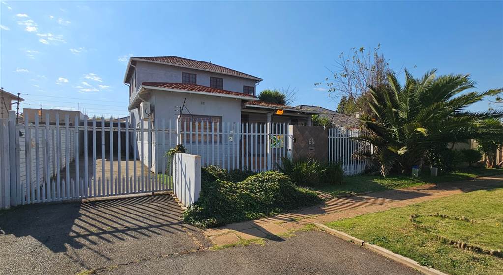 4 Bed House in Krugersdorp North photo number 2