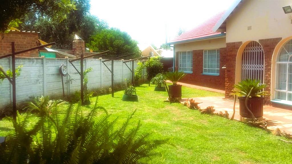 4 Bed House in Mookgophong (Naboomspruit) photo number 2