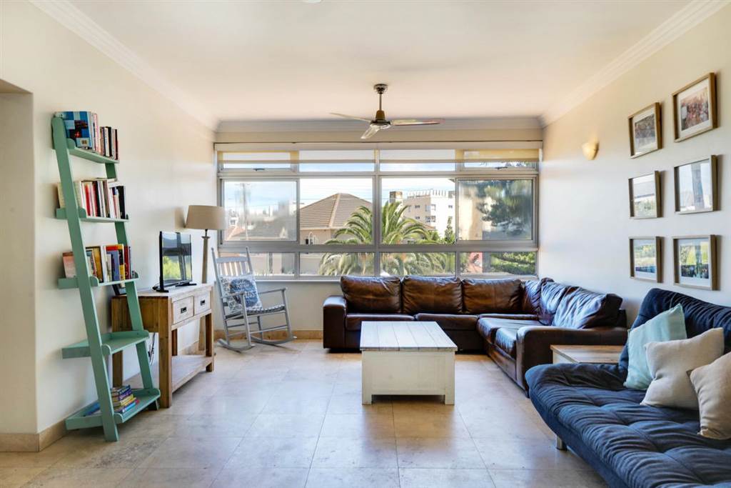 3 Bed Apartment in Bantry Bay photo number 3
