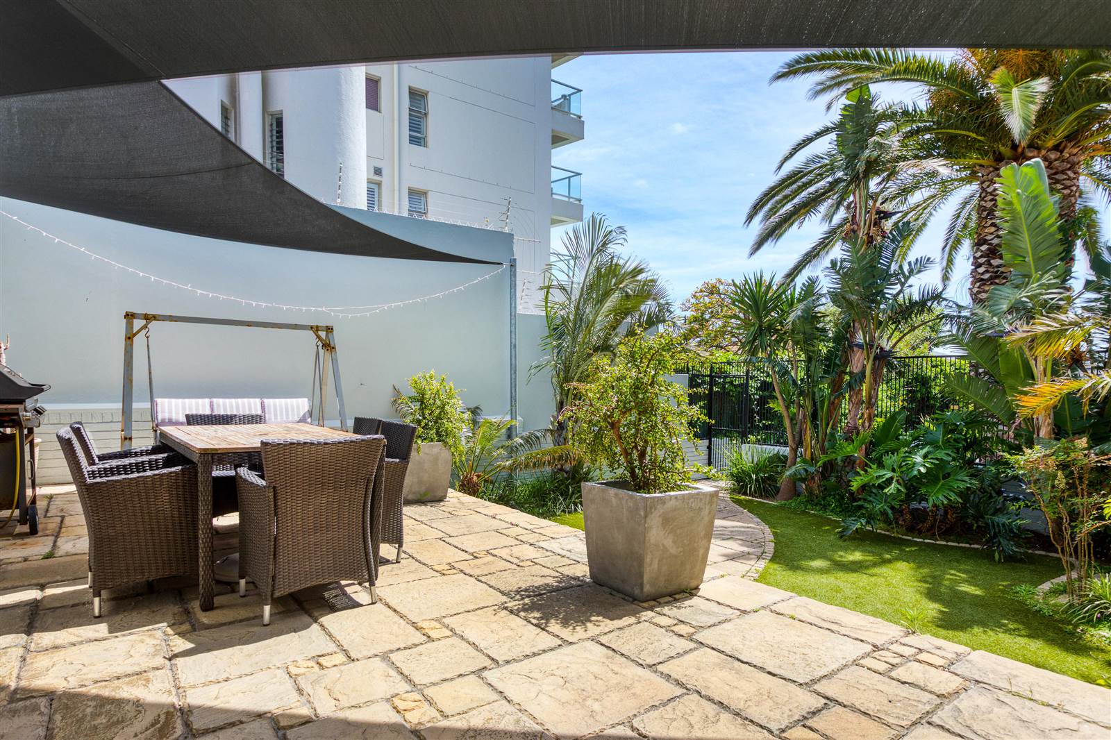 3 Bed Apartment in Bantry Bay photo number 1