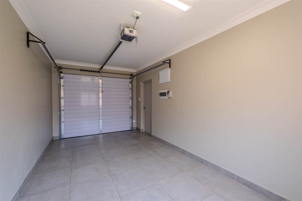 2 Bed House in Waterkloof Ridge photo number 23