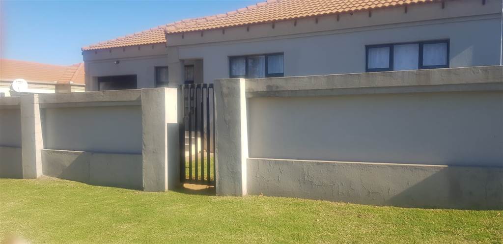 6 Bed Townhouse in Jackaroo Park photo number 1