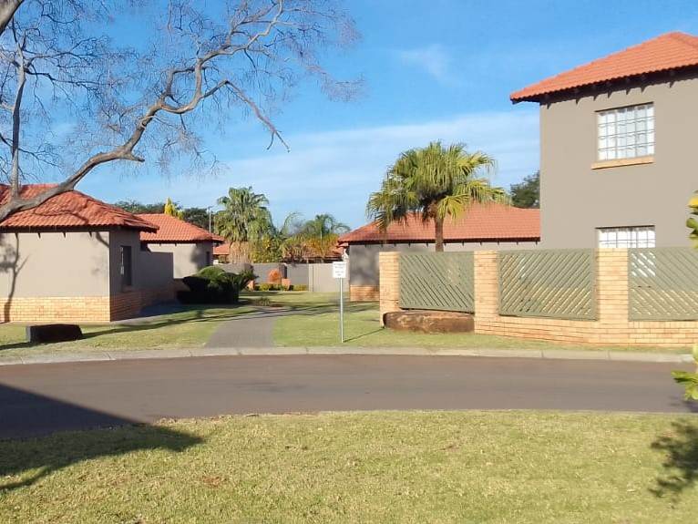 3 Bed Apartment in Waterkloof East photo number 11