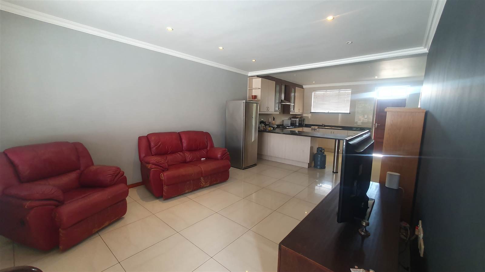 2 Bed Apartment in Lambton photo number 8