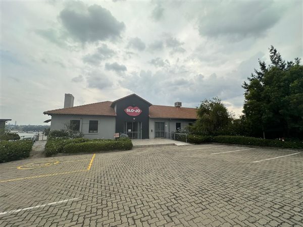 561  m² Commercial space