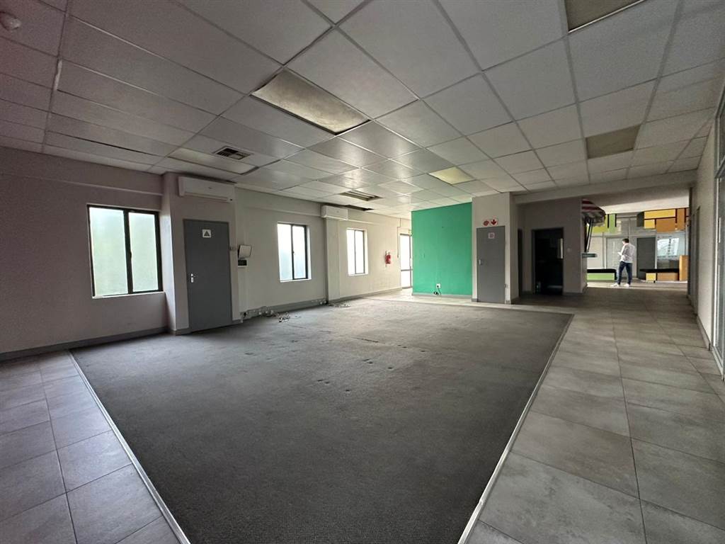 561  m² Commercial space in Linbro Park photo number 8