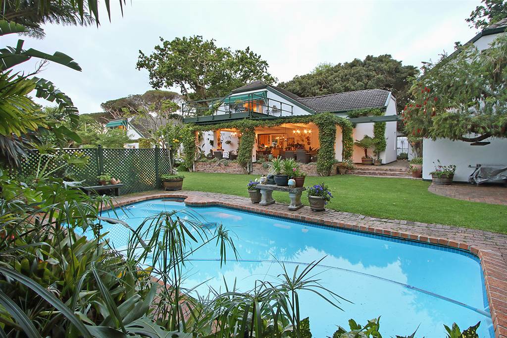 4 Bed House in Constantia photo number 3