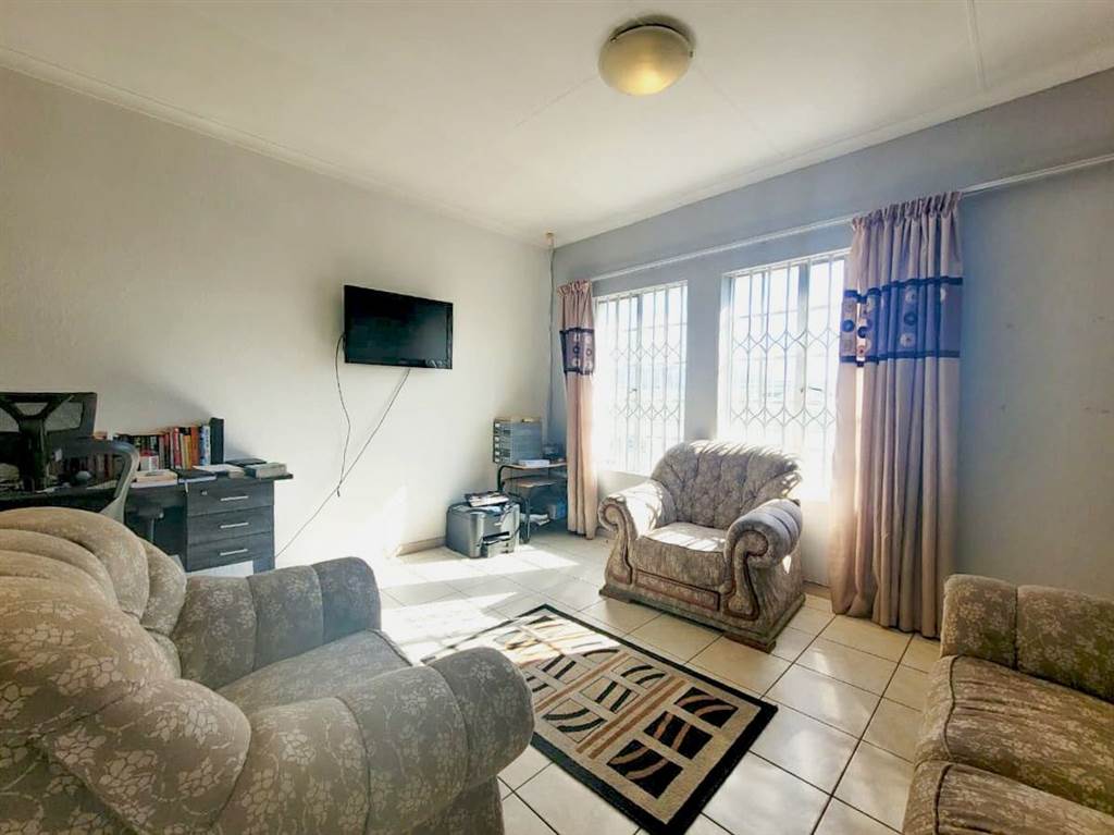 1 Bed Apartment in Bedfordview photo number 10