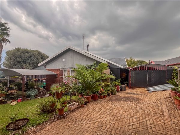 6 Bed House in Dennesig