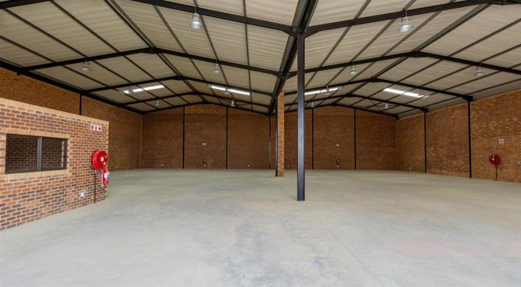 1050  m² Industrial space in Pomona photo number 2