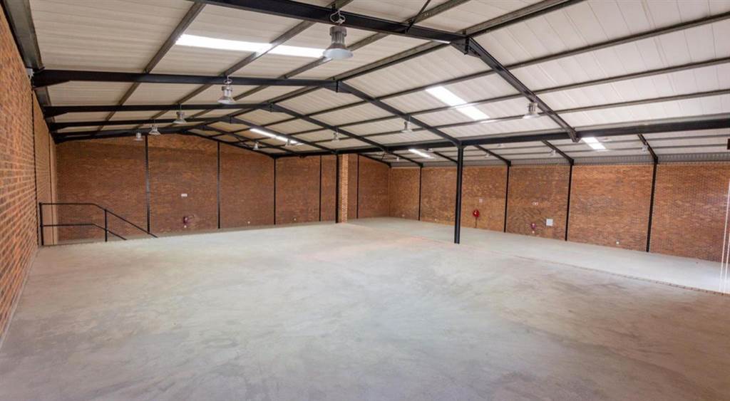1050  m² Industrial space in Pomona photo number 1