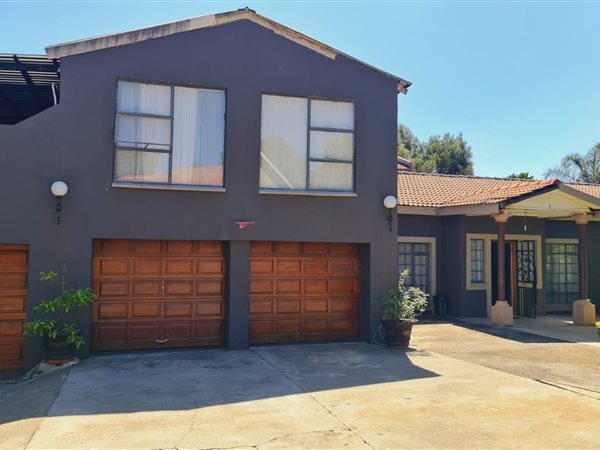 6 Bed House in Rustenburg Central
