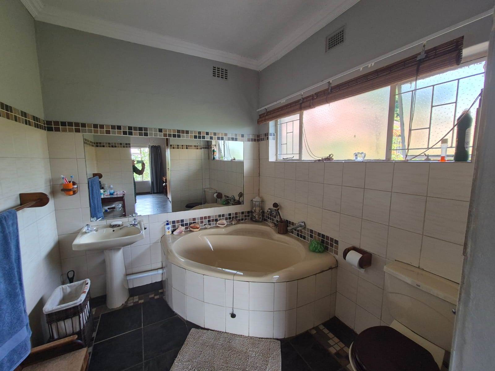 6 Bed House in Estcourt photo number 24