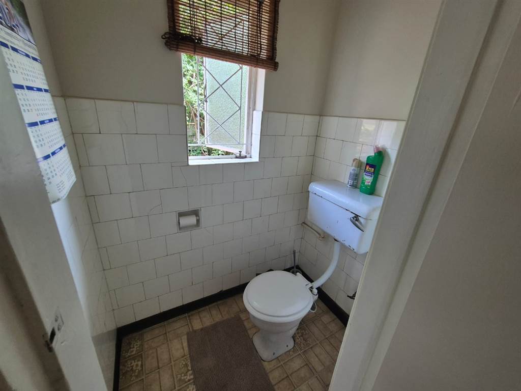 6 Bed House in Estcourt photo number 28