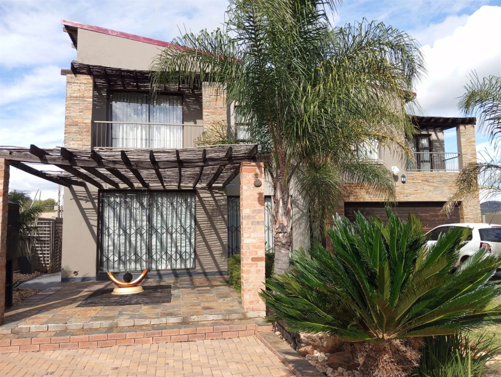 4 Bed House in Hartbeespoort Dam photo number 2