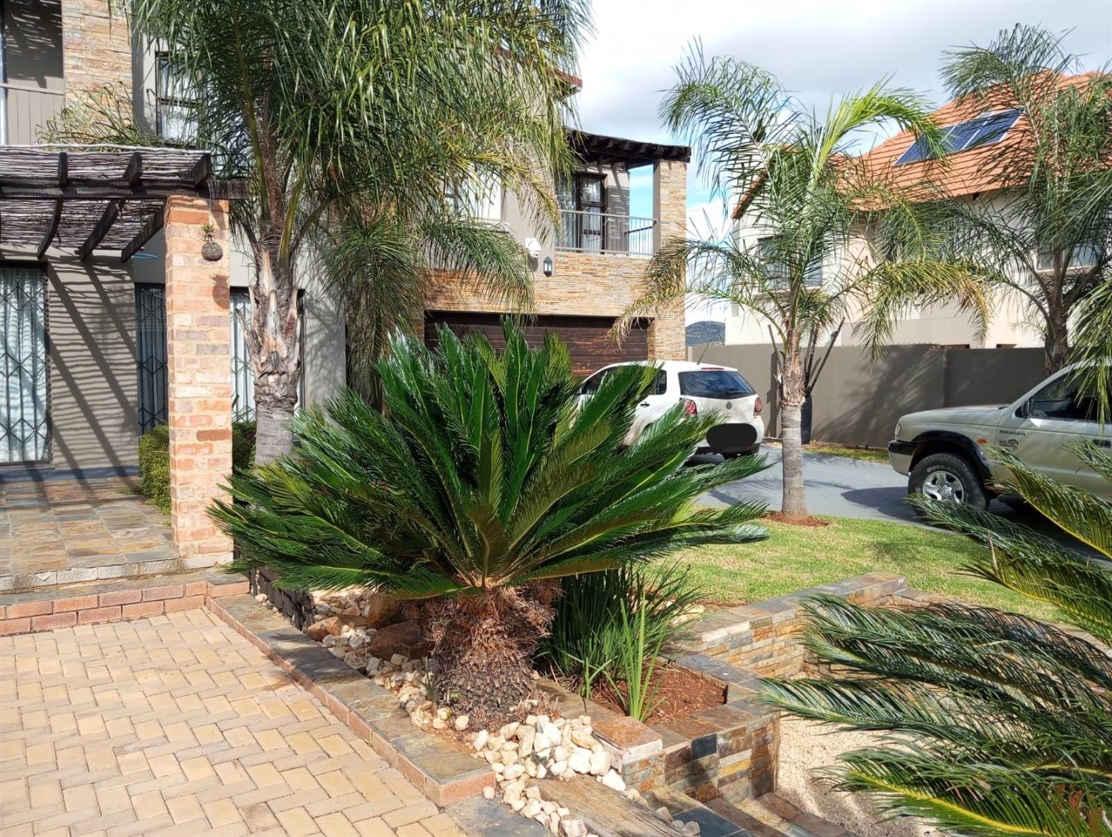 4 Bed House in Hartbeespoort Dam photo number 1