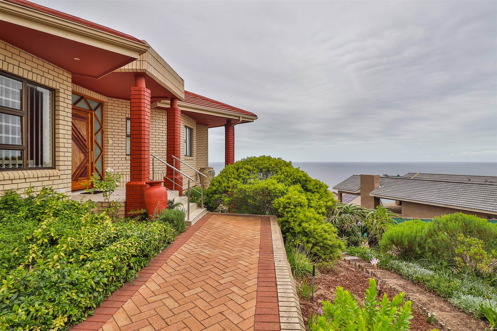 4 Bed House in Mossel Bay Golf Estate photo number 3