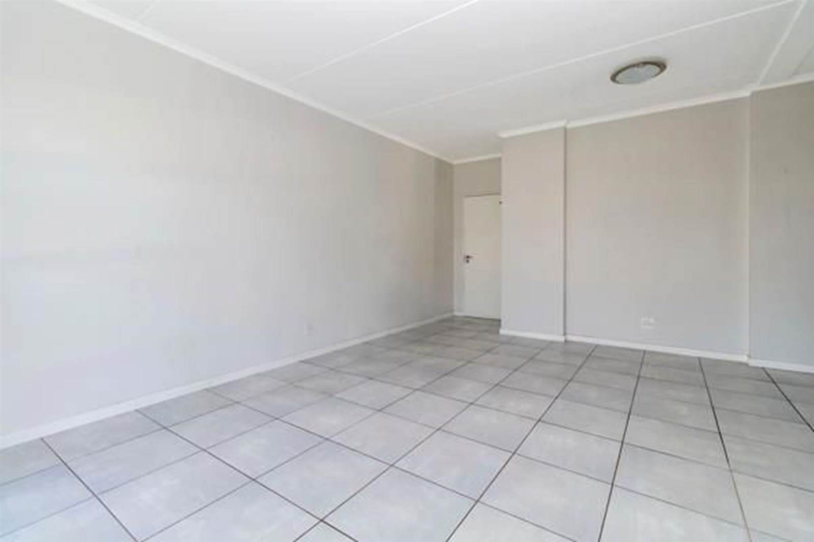 2 Bed Apartment in Kyalami photo number 10